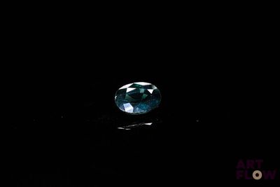 gros plan d'un diamant bleu sur une surface noire