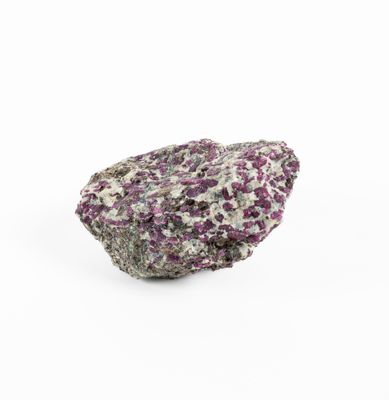 un gros plan d'un caillou sur une surface blanche