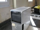 un ordinateur posé sur un bureau dans une pièce