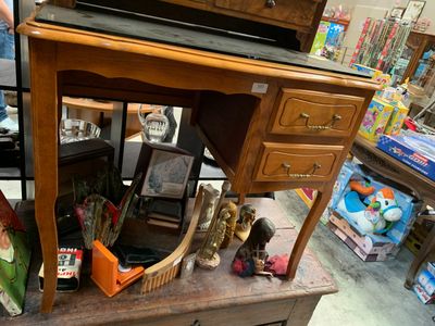 Bureau en bois naturel ouvrant par deux tiroirs latéraux
