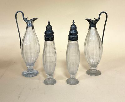 trois vases en verre transparent avec des couvercles noirs et une poignée en métal