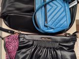 deux porte-monnaie et un sac à main posés sur une table