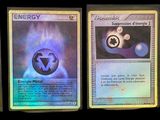 Quatre cartes Pokémon différentes sont représentées en ligne sur un fond noir.