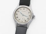 une image d'un gros plan d'une montre-bracelet sur une surface blanche