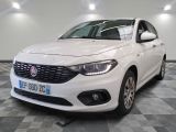 l'avant d'une Fiat blanche garée sur un sol à damier