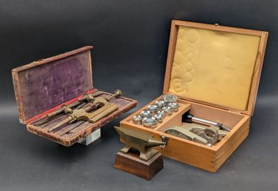 trois types d'outils différents dans une boîte en bois