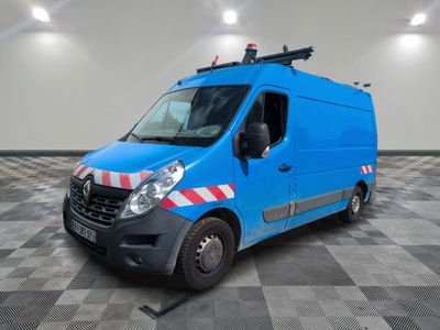 la camionnette bleue est garée sur un sol en damier dans le garage