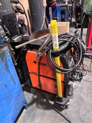 une machine posée sur le sol du garage