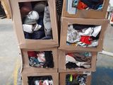 une pile de boîtes empilées les unes sur les autres