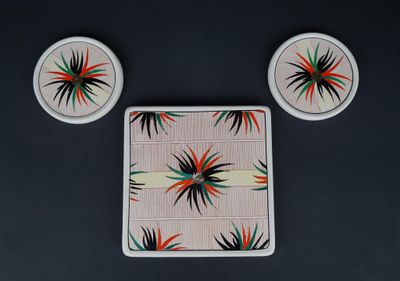 trois assiettes et un plateau décorés