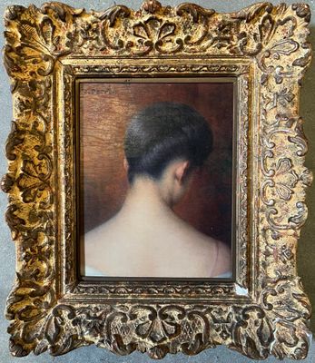tableau représentant le dos d'une femme, dans un cadre doré accroché au mur