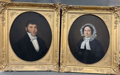 deux portraits encadrés d'un homme et d'une femme en tenue de soirée