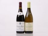 deux bouteilles de vin posées l'une à côté de l'autre sur une table