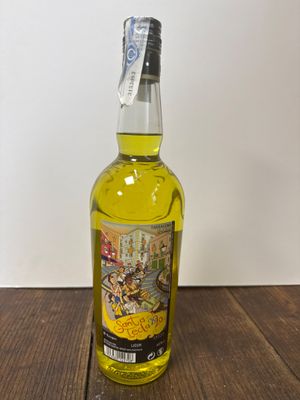 une photo d'une bouteille d'huile d'olive posée sur une table en bois