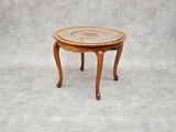 une image représentant une petite table avec un plateau en verre et des pieds en bois