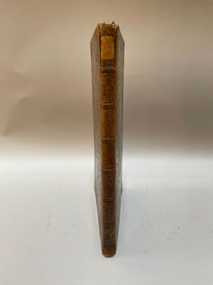 un livre posé sur une surface blanche
