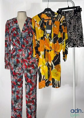 Lot de vêtements pour femmes contenant deux robes et une jup…