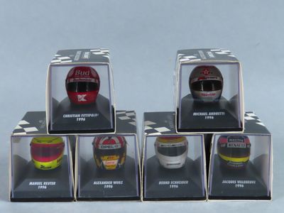 six types de casques différents dans une vitrine
