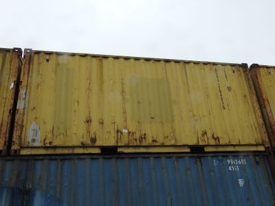 un conteneur jaune et bleu posé sur le toit d'un immeuble