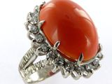 Gros plan sur une bague ornée d'une pierre rouge