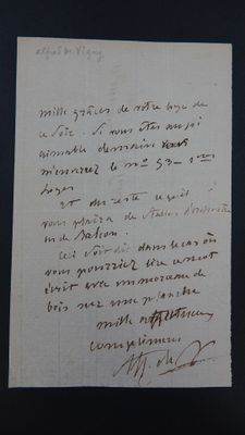 une vieille lettre écrite à la main sur un morceau de papier avec une écriture dessus