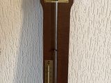 une horloge accrochée au mur à côté d'un mur