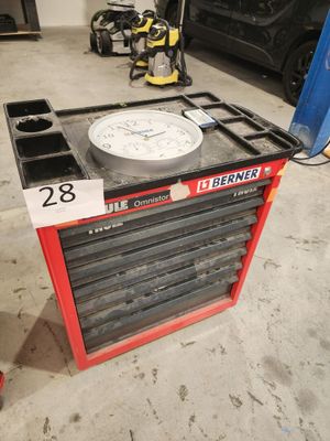 une photo d'une boîte à outils sur laquelle est posée une horloge