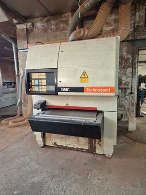 une machine qui se trouve dans un bâtiment, avec une autre machine posée à côté d'elle