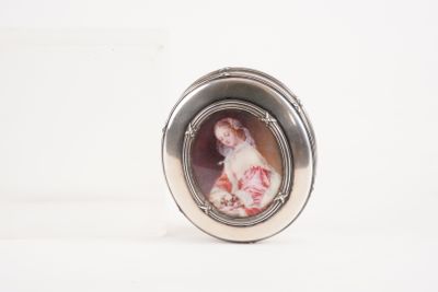 un médaillon ovale en argent orné du portrait d'une femme vêtue d'une robe rose