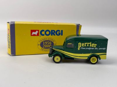 camion miniature Corgi avec une caisse et une caisse en arrière-plan