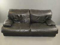 Canapé en cuir noir. Usagé. Dimensions : 80 x 170 x 95 cm. (photo 3)