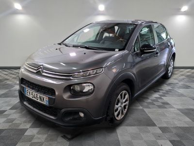 la citrole grise est garée dans le garage sur un sol en damier