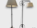 deux lampes placées l'une à côté de l'autre sur un fond blanc