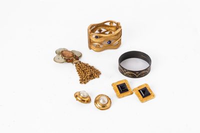 un assortiment de bijoux en or, notamment des bagues, des bracelets et des bagues