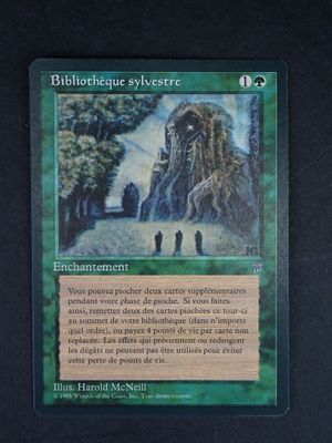 le verso d'une carte sur laquelle figure l'image d'un homme debout devant un arbre