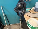 un aspirateur posé sur une table dans une pièce