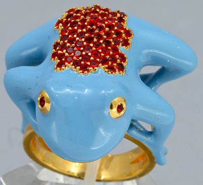 PAUL & JOE. Deux bagues en métal doré, une figurant une gren…