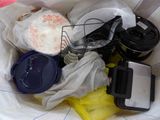un sac rempli de nourriture, avec un téléphone portable à l'intérieur