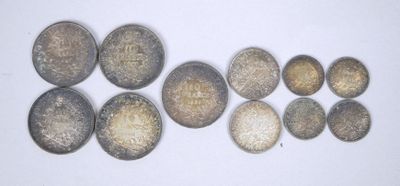 plusieurs pièces de monnaie sont disposées en ligne sur une surface blanche