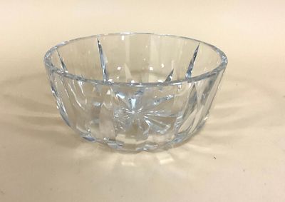 un saladier en verre transparent posé sur une table