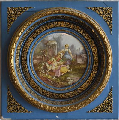 une image représentant une photo d'un tableau accroché à un mur bleu