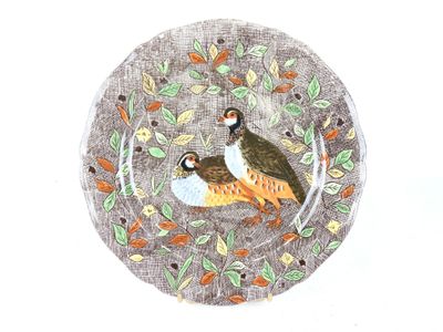 une photo d'une assiette sur laquelle figurent deux oiseaux