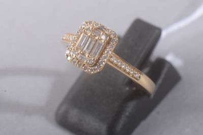 une photo d'une bague en diamant posée sur un présentoir à bagues