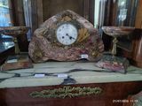 une horloge posée sur une table devant un miroir