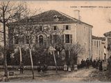 une photo en noir et blanc d'un bâtiment devant lequel se tiennent des personnes