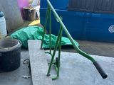 un skateboard posé sur une dalle de béton