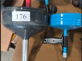 une voiture bleue et noire munie d'une plaque d'immatriculation