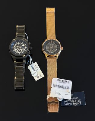deux montres posées sur un fond noir, avec une étiquette de prix et une autre étiquette de prix