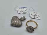 deux bagues et une bague ornée d'un cœur en diamant