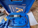 une image représentant une boîte à outils bleue posée sur un plancher en bois
